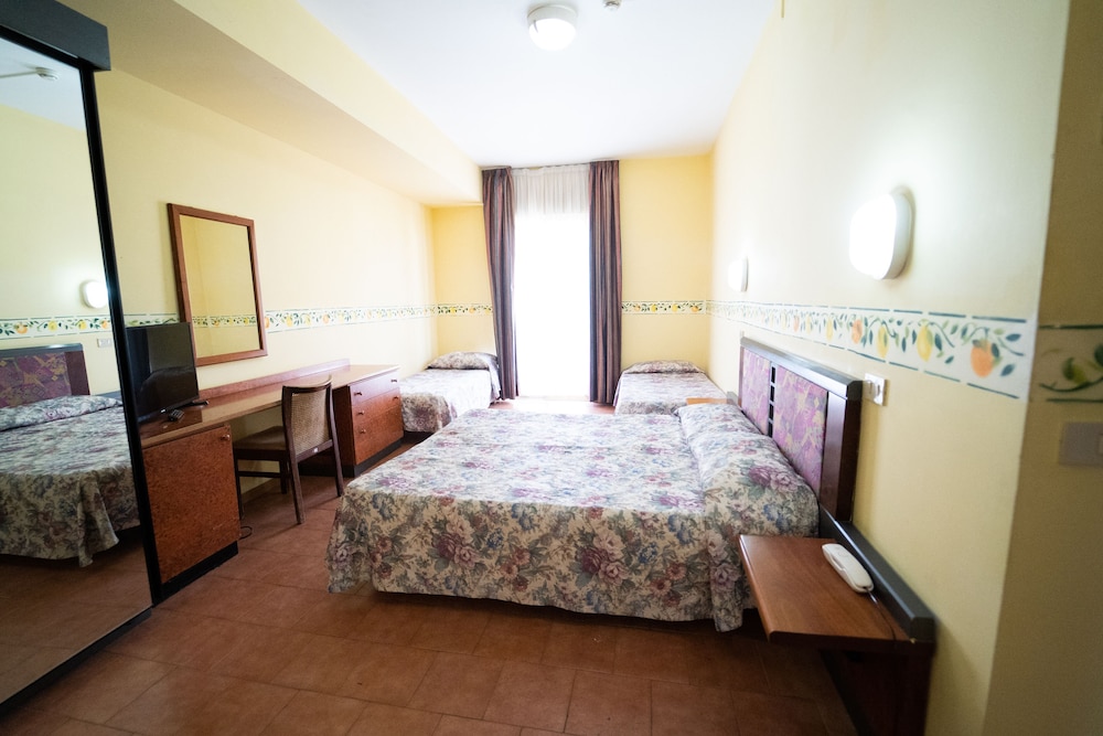 Quadruple Room - Photo 1