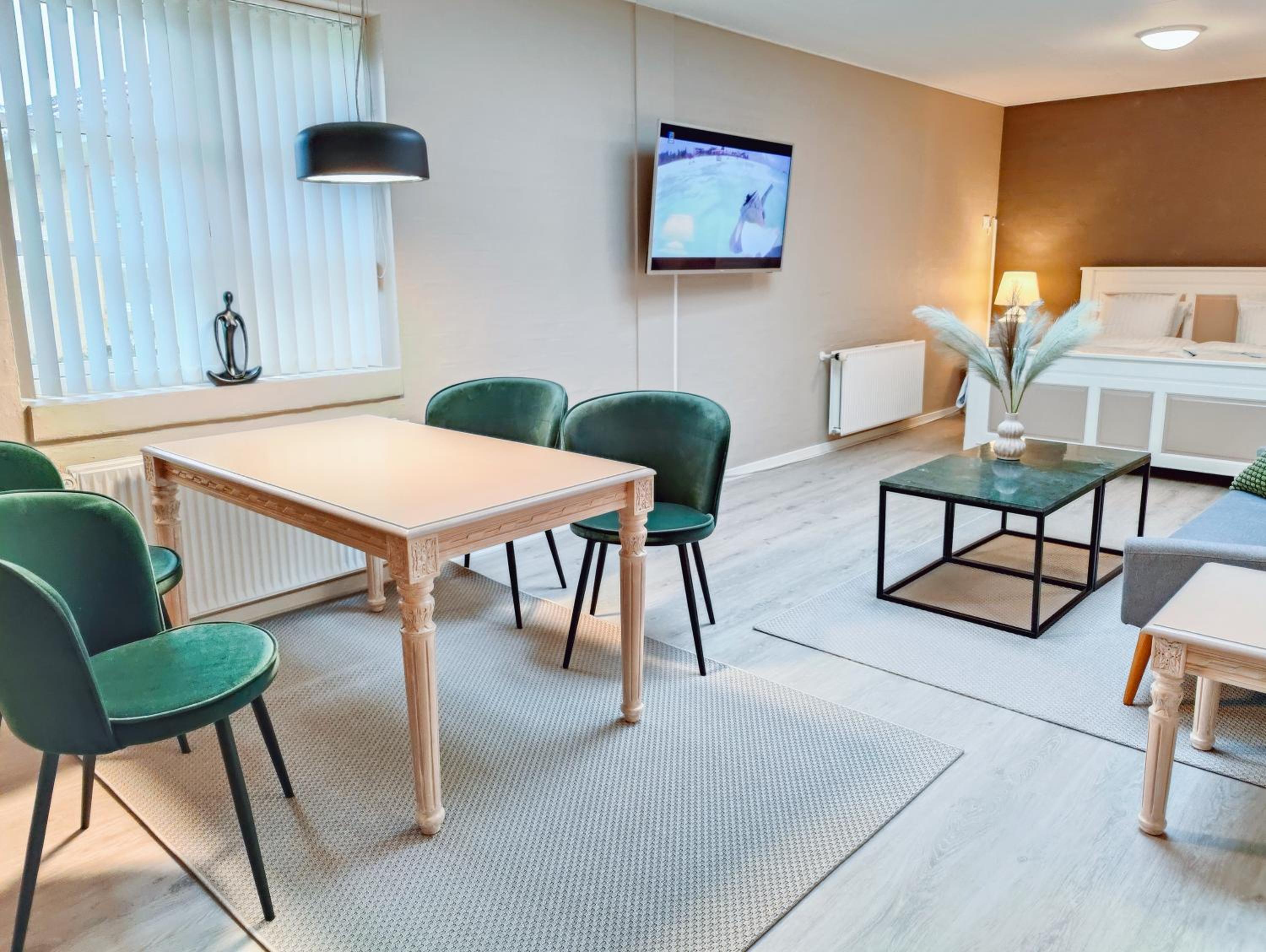 Deluxe King Suite photo 3
