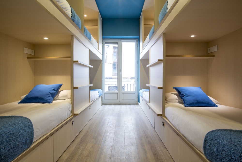 Private room with private bathroom (8 people)