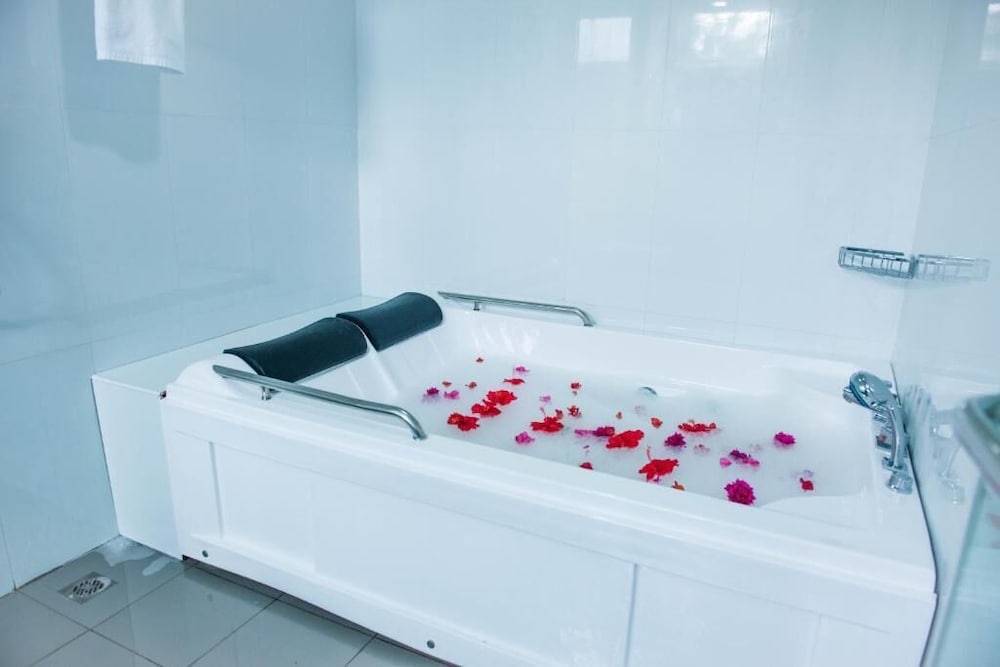 Deluxe Studio Suite, Bathtub