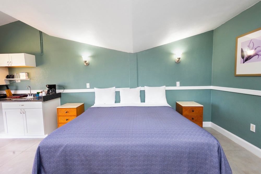 Classic Room with King Bed photo 1