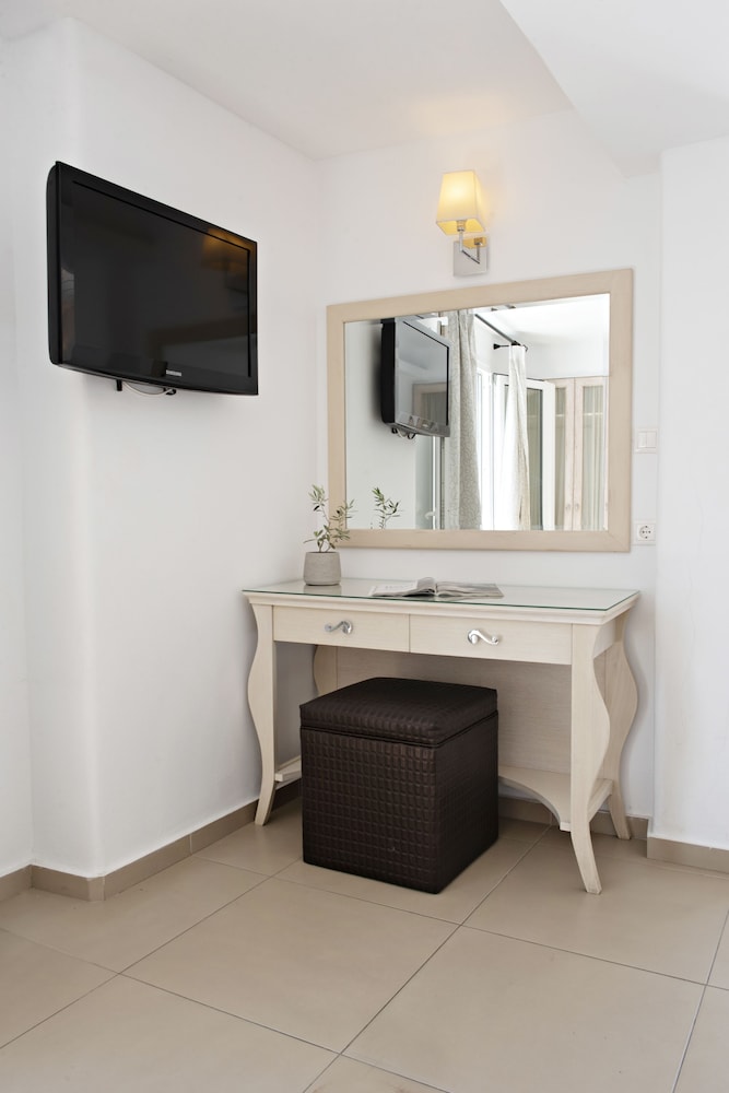 Deluxe Double or Twin Room - Photo 11