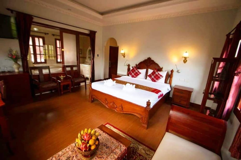 Deluxe Room, 1 King Bed, Non Smoking, Mountain View