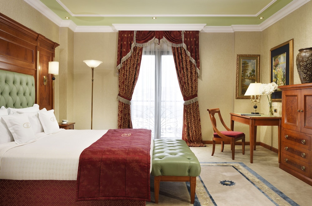 Executive Suite - Photo 1