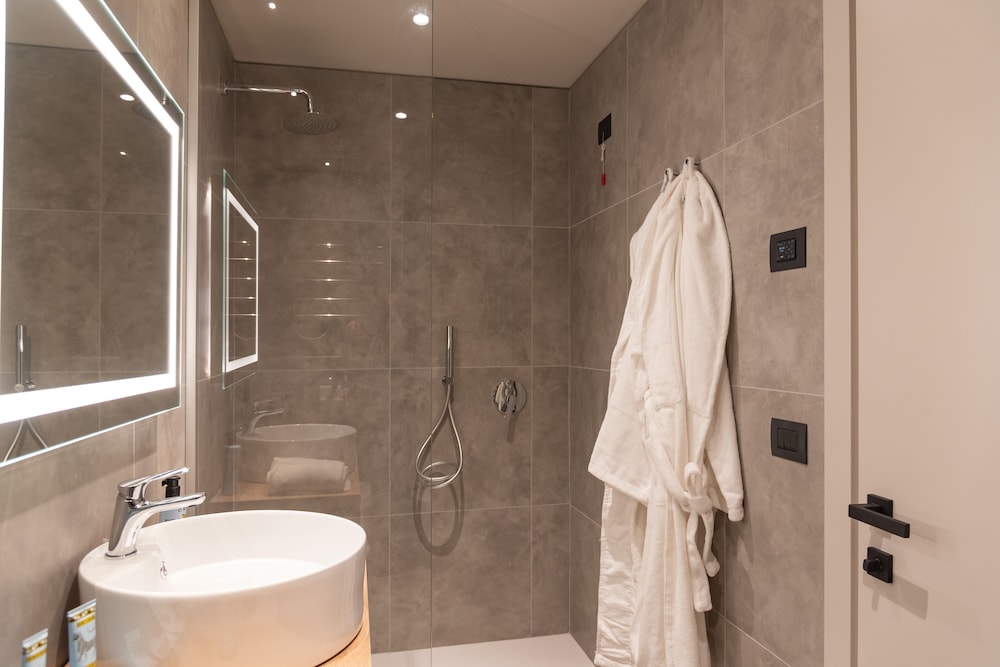 Standard Double or Twin Room - Photo 5