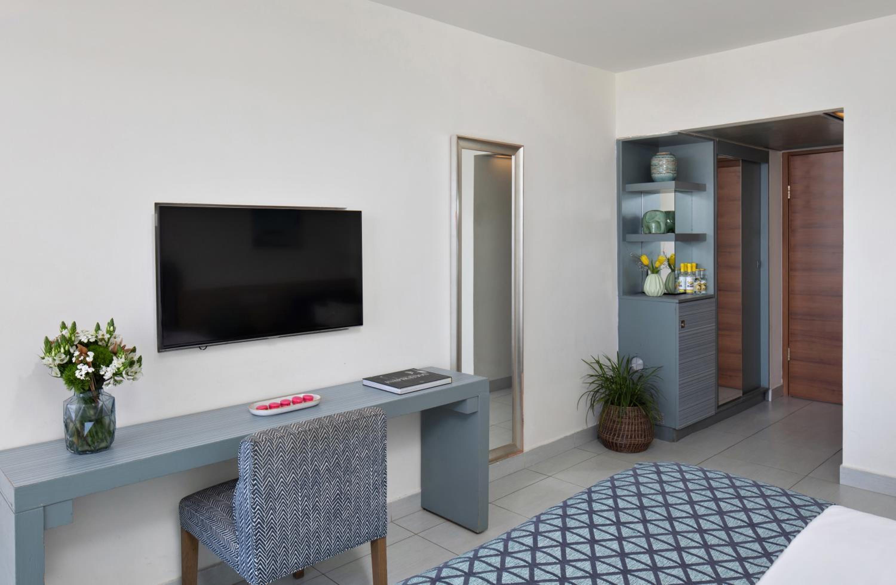 Superior Room with Sea View (2 Adults + 1 child) photo 2