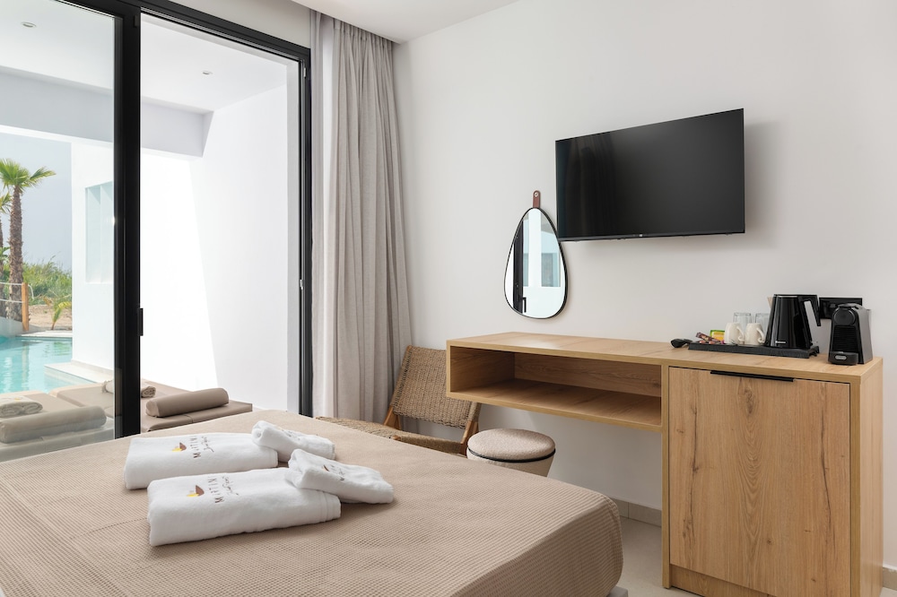 Suite with sharing pool