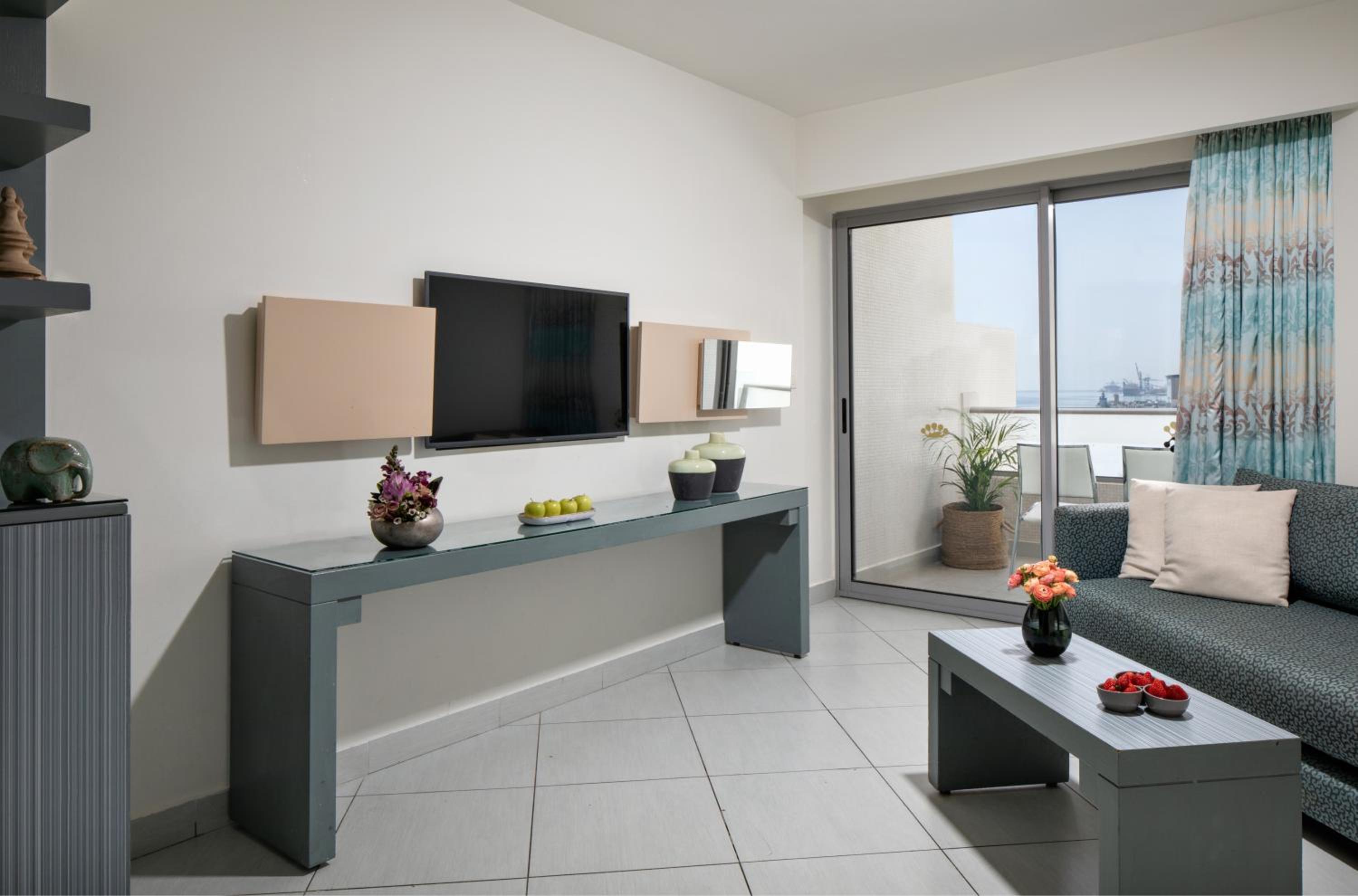 Junior Suite with Sea View (2 Children + 2 Adults) photo 3