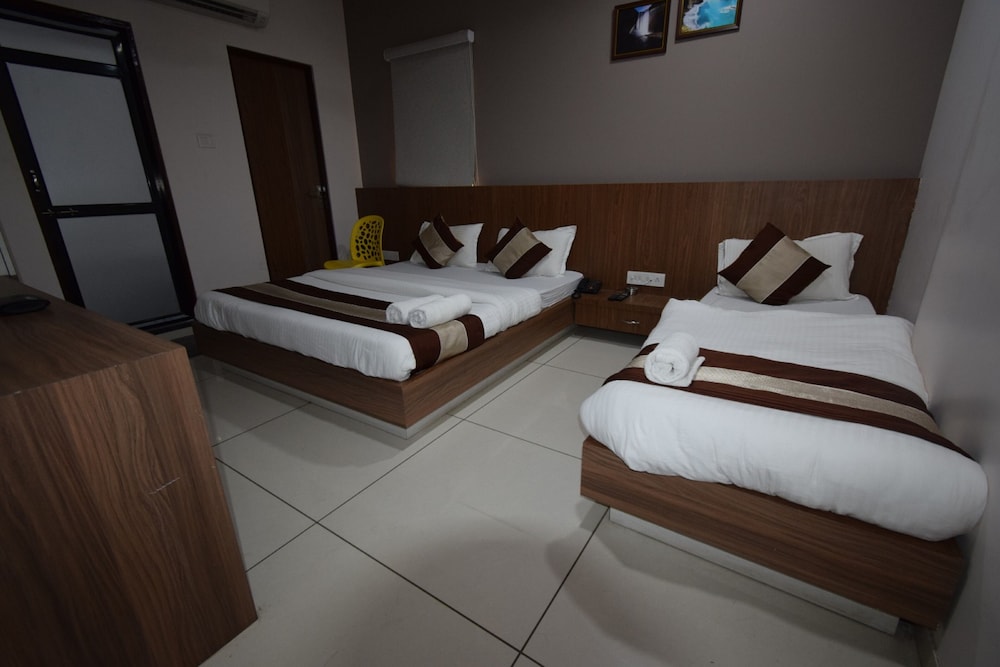 Three Bed AC Room - Photo 5