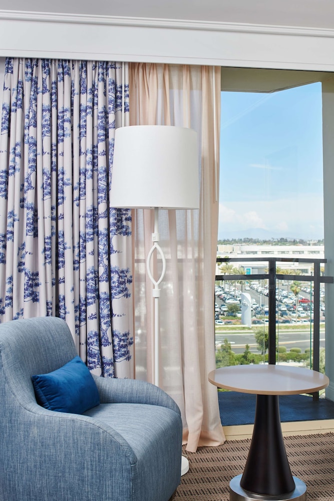 Room, 1 King Bed, Non Smoking, Balcony photo 2