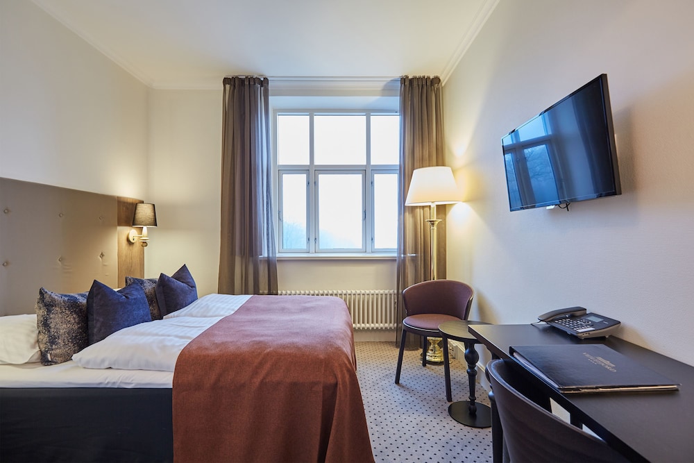 Economy Double Room (Main Building - Bed 140 cm) photo 2