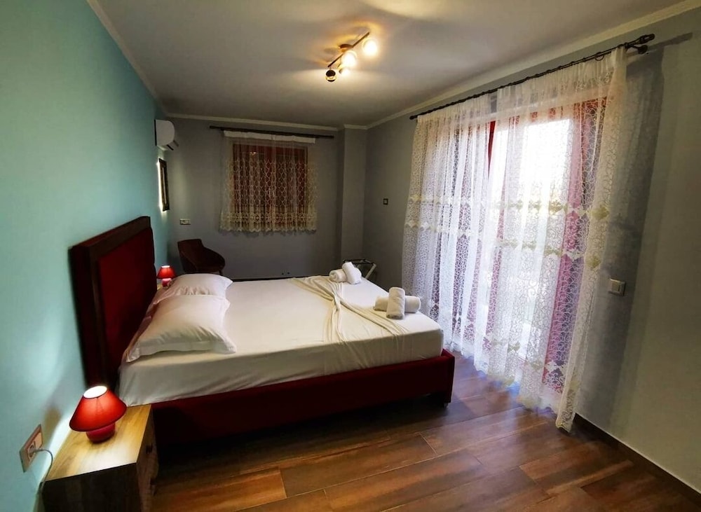 Superior Villa, Hill View