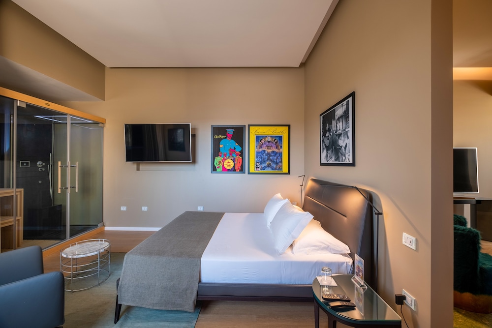 Luxury Suite, 1 King Bed With Sofa Bed, Tower photo 2