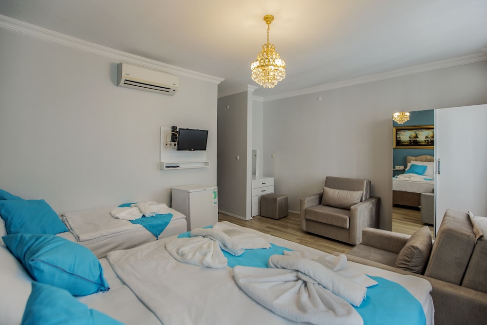Standard Triple Room, City View photo 3