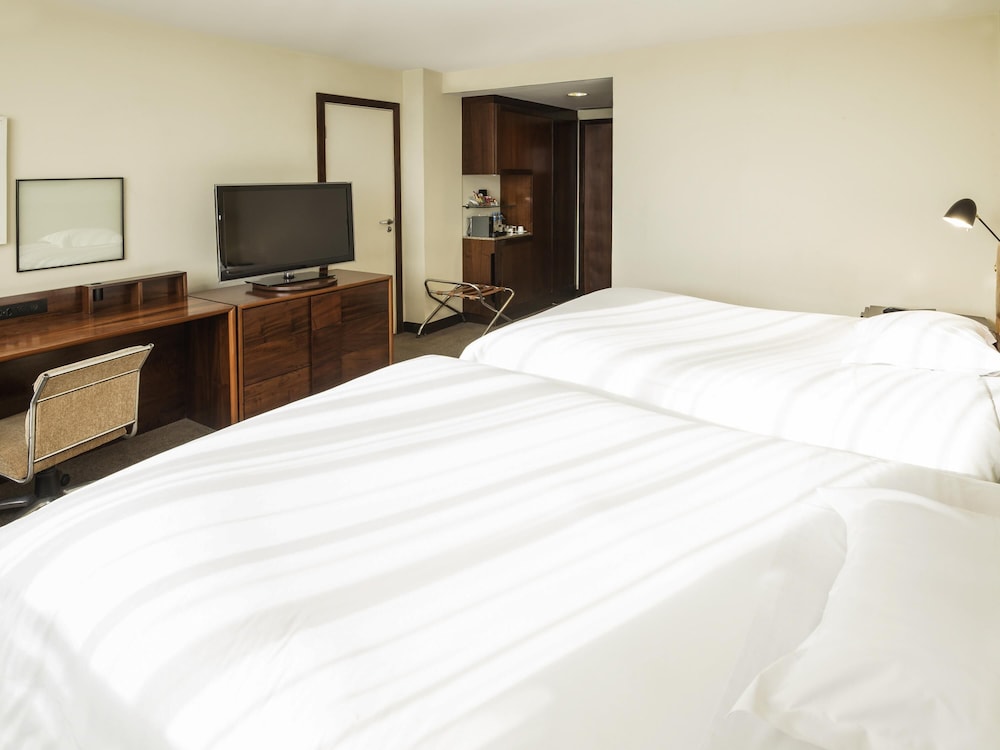 Superior Room, 2 Twin Beds, Bathtub thumbnail 5