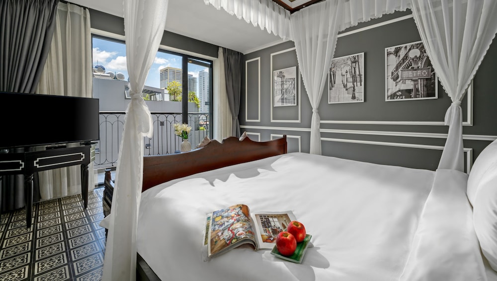 King Suite with Balcony - Photo 3
