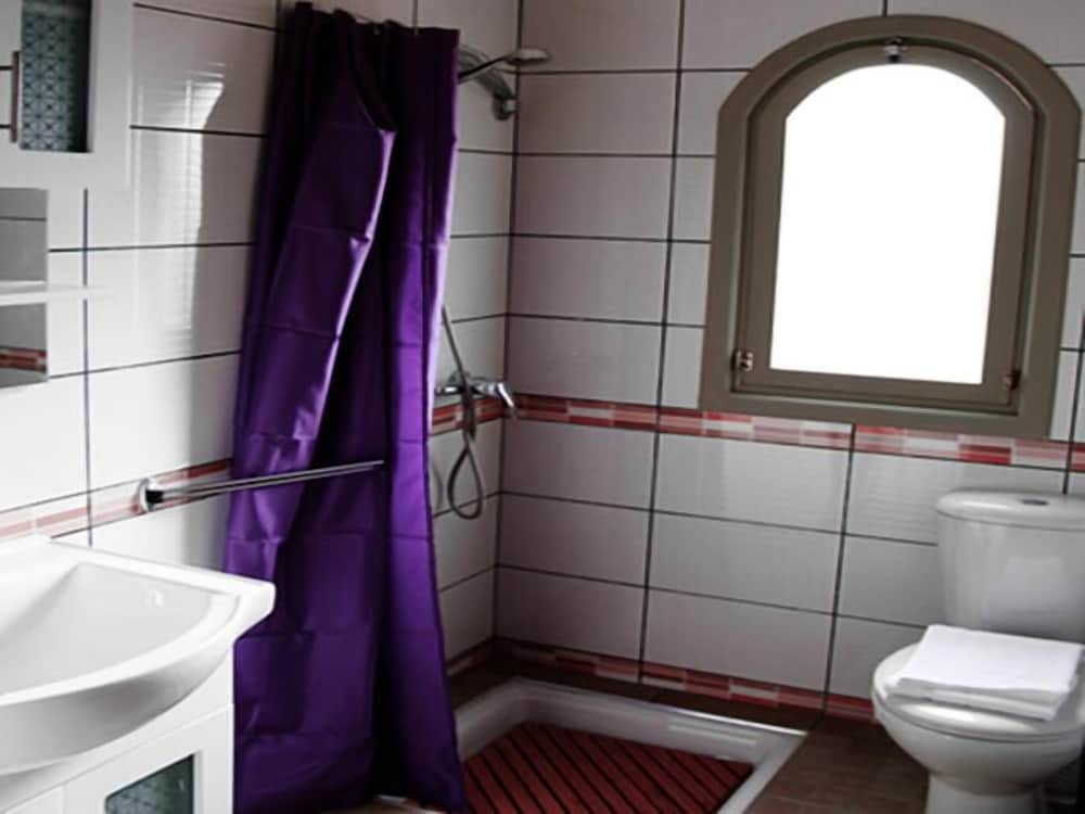 Double Room, 1 Double Bed (Chambre N°5) - Photo 2