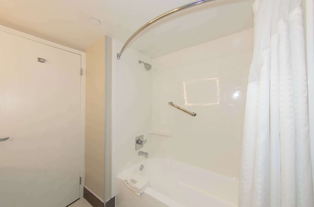 Deluxe Room, 1 King Bed - Photo 4
