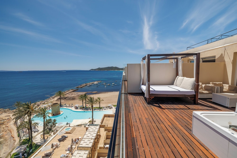 Panoramic Penthouse, Jetted Tub, Sea View (Suite) - Photo 9