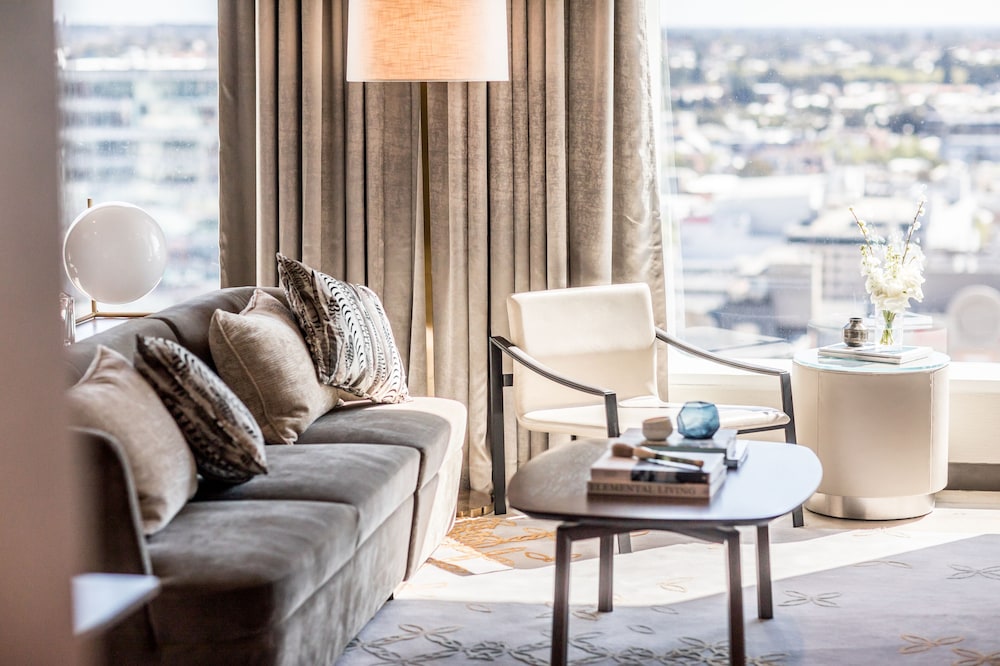 Junior Suite, 1 King Bed, Club Lounge Access, City View thumbnail 5