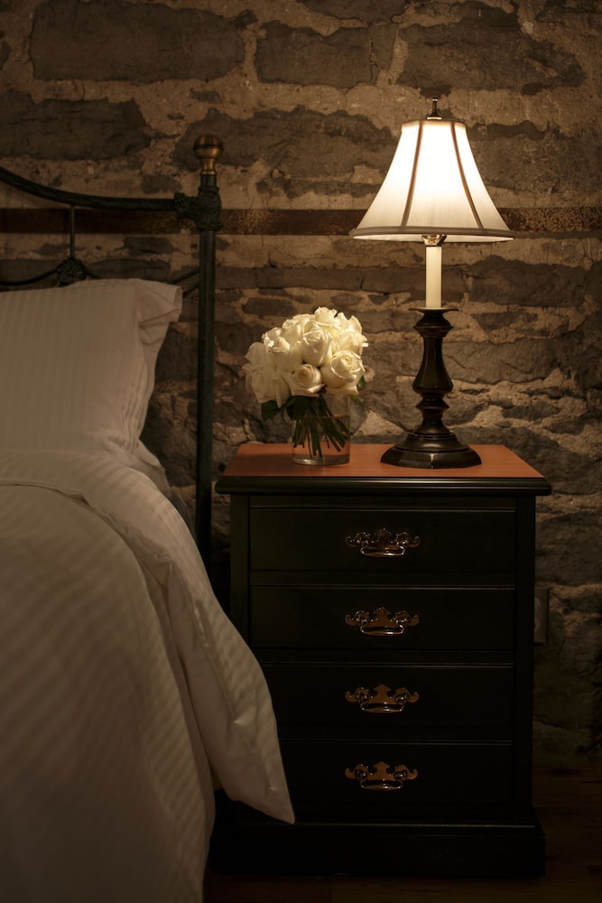 Deluxe Room, 1 Queen Bed (St Paul View) photo 3