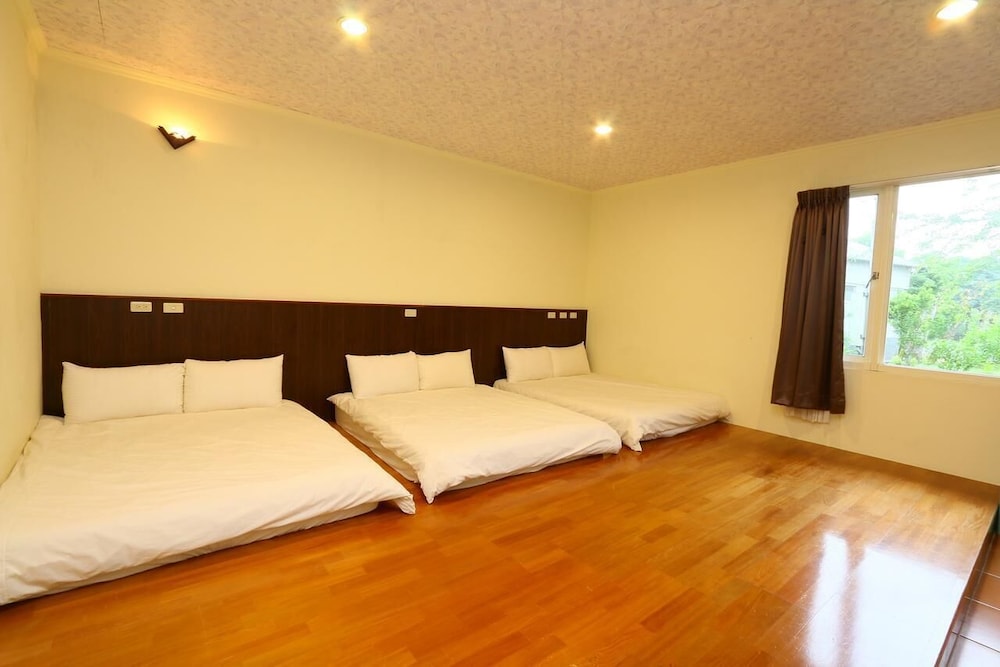 Room - Photo 2