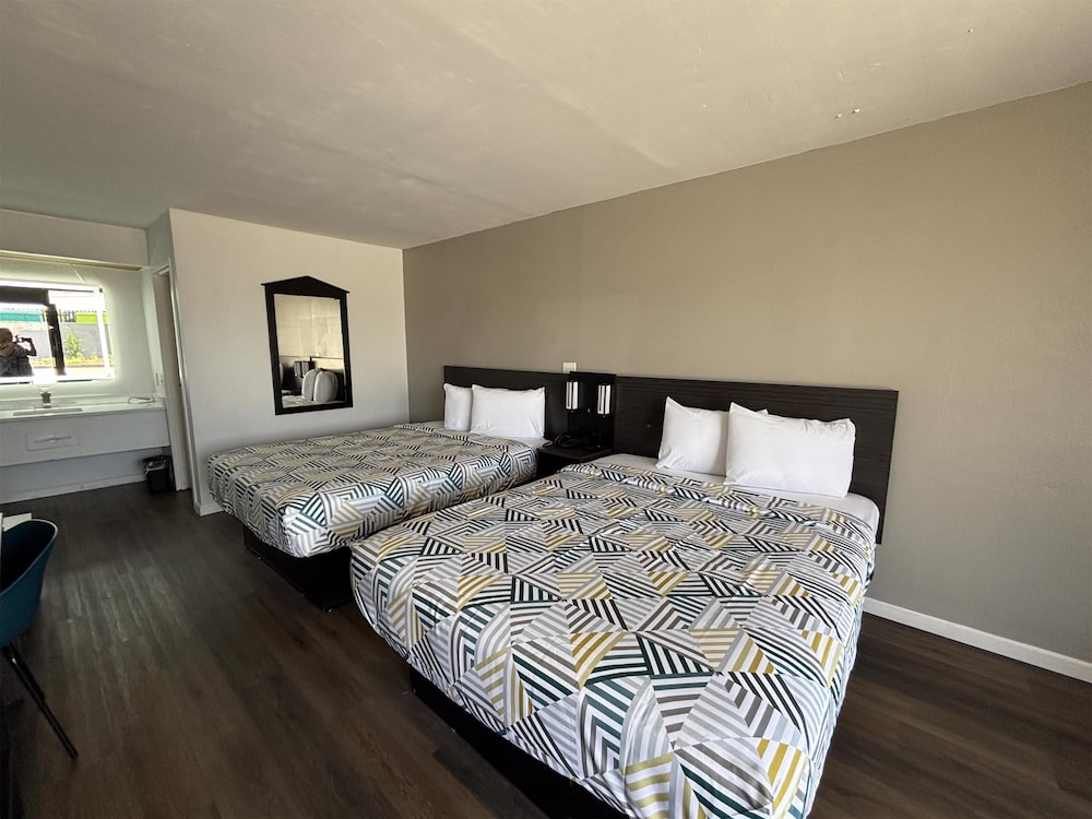 Deluxe Room, 2 Queen Beds, Non Smoking photo 3