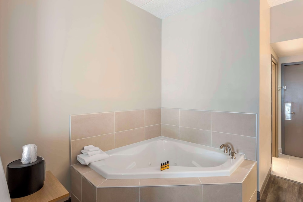 Standard Room, 1 King Bed, Non Smoking, Jetted Tub - Photo 4