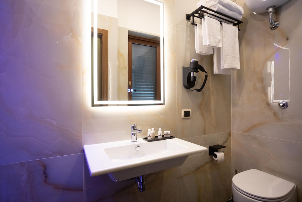 Deluxe Room, Balcony - Photo 8