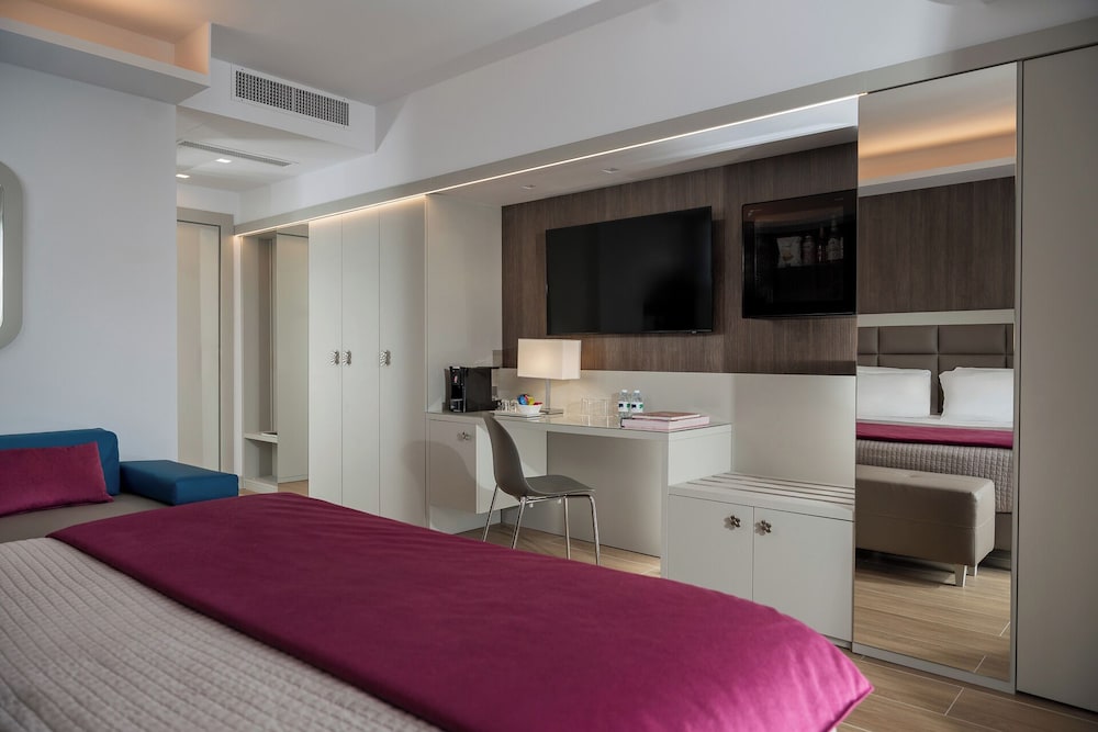 Deluxe Double or Twin Room - Photo 8