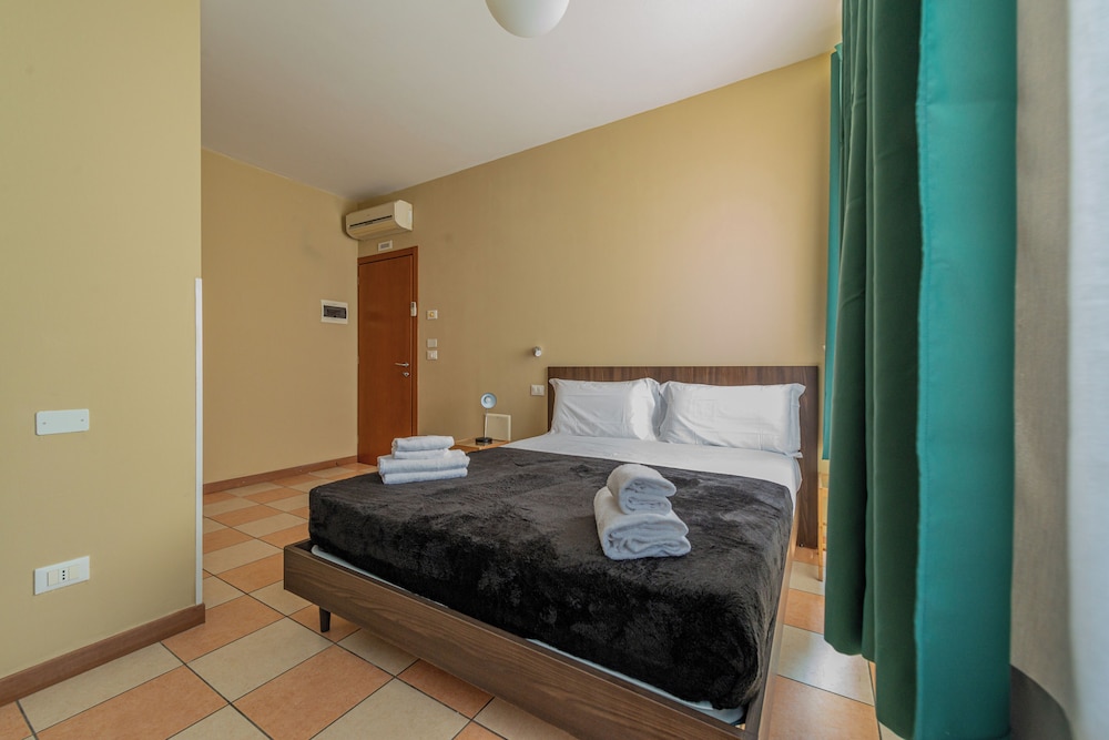 Classic Double Room, Non Smoking, Private Bathroom photo 3
