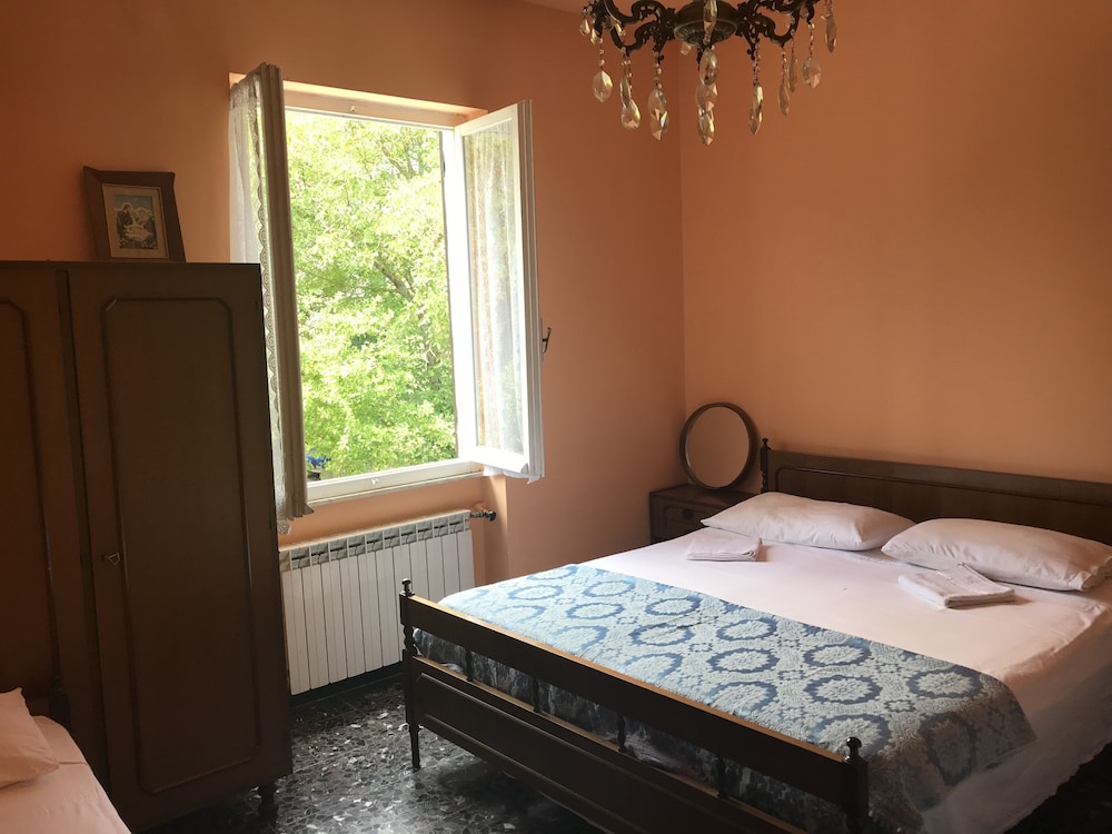 Basic Double Room, 1 Queen Bed, Non Smoking photo 2