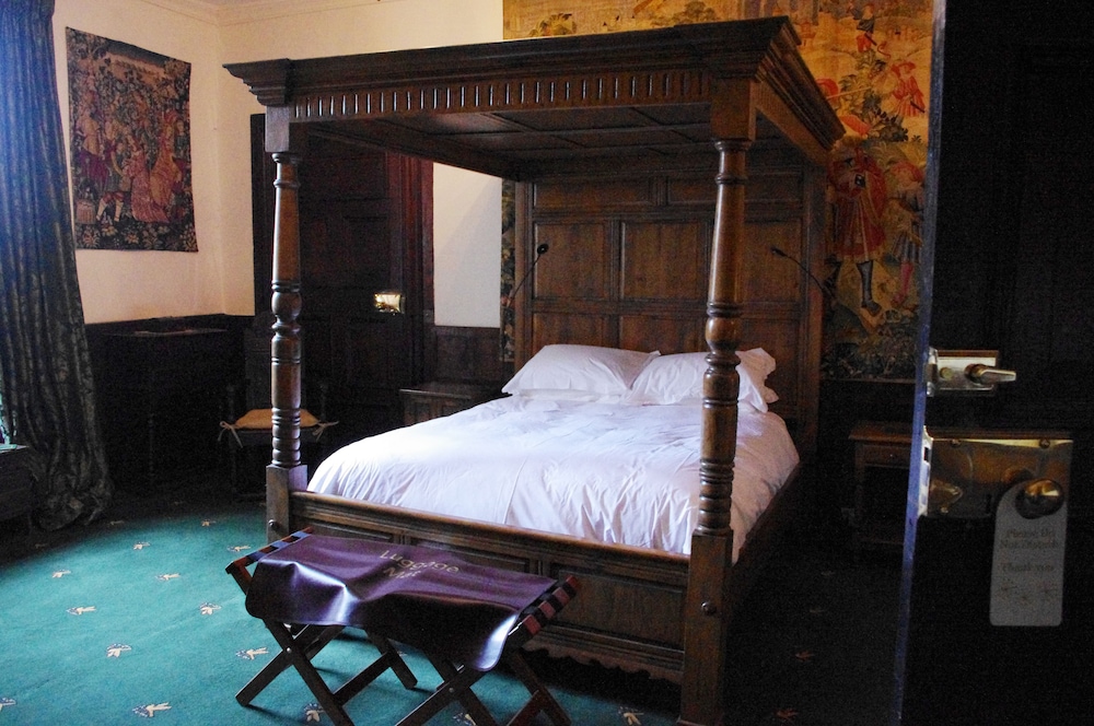 Classic Double Room (Four Poster) photo 1