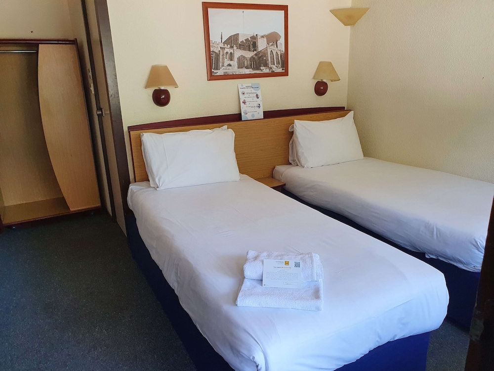 Standard Room, 2 Twin Beds - Photo 3