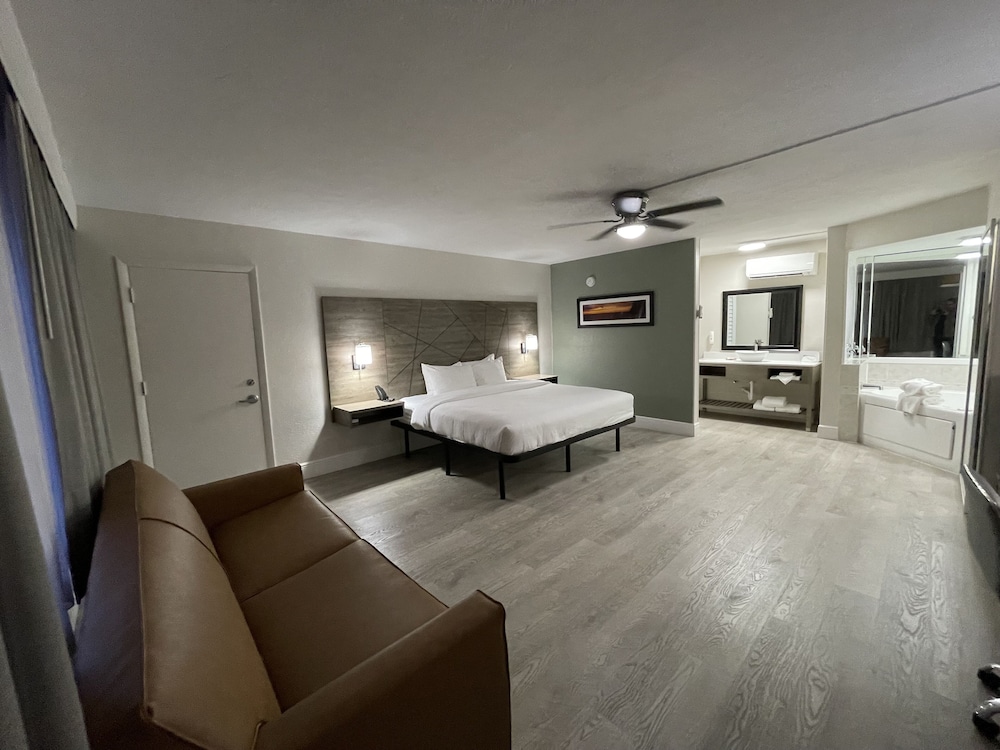 Suite, 1 King Bed, Non Smoking, Hot Tub - Photo 9