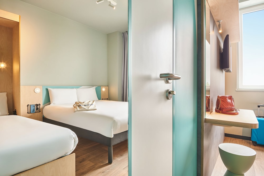 Standard Room, Multiple Beds, Mezzanine photo 1