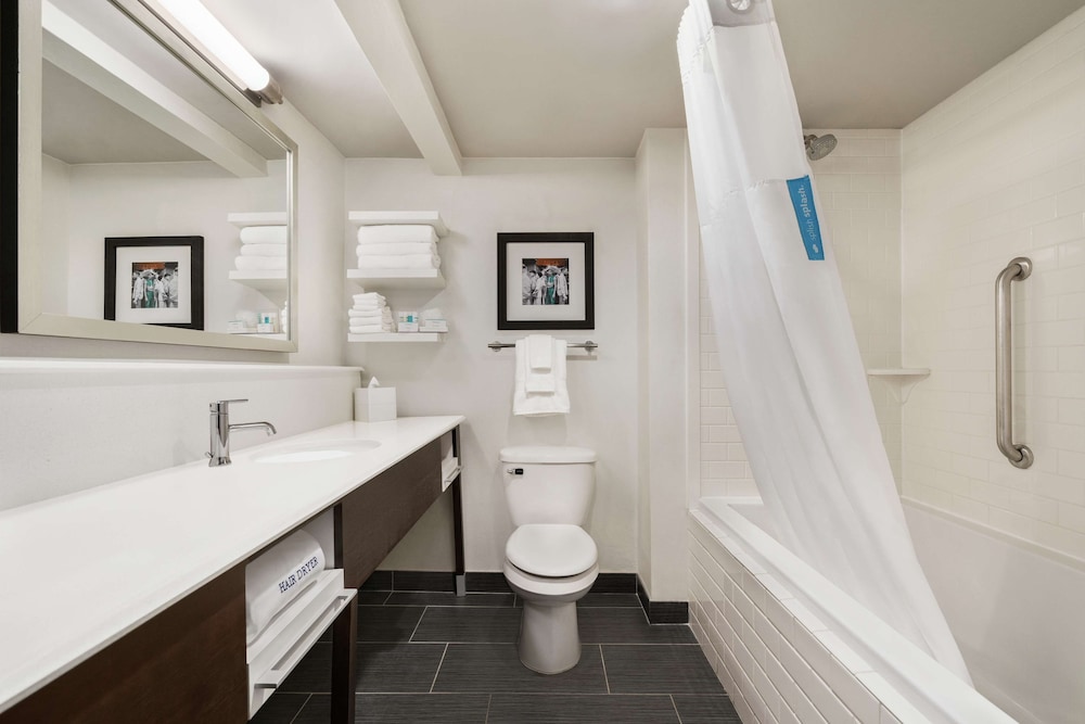 Junior Suite, 1 King Bed, Jetted Tub (with Sofa Sleeper) - Photo 5