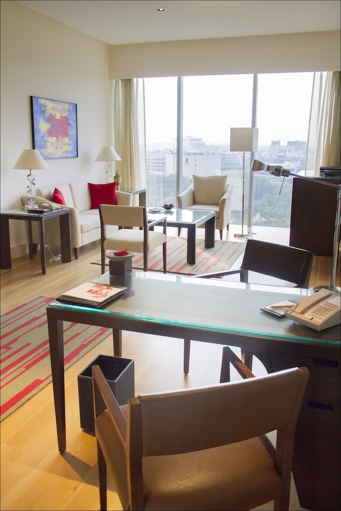 Executive Suite - Photo 3