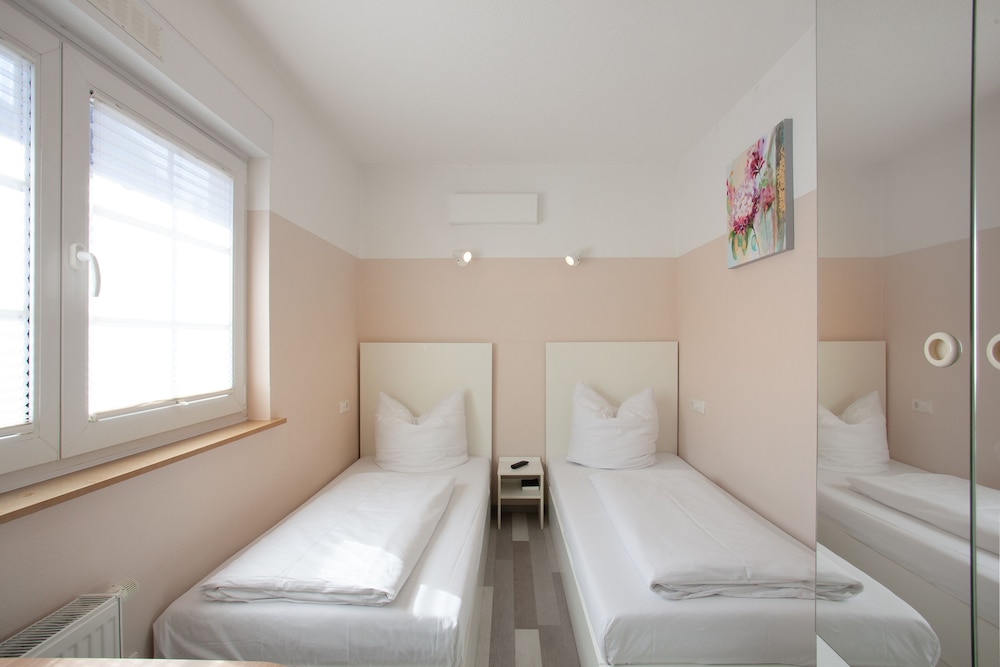 Economy Twin Room photo 3