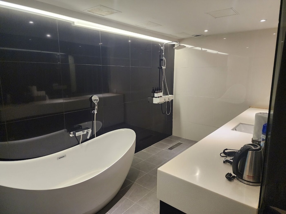 Suite - Photo 2