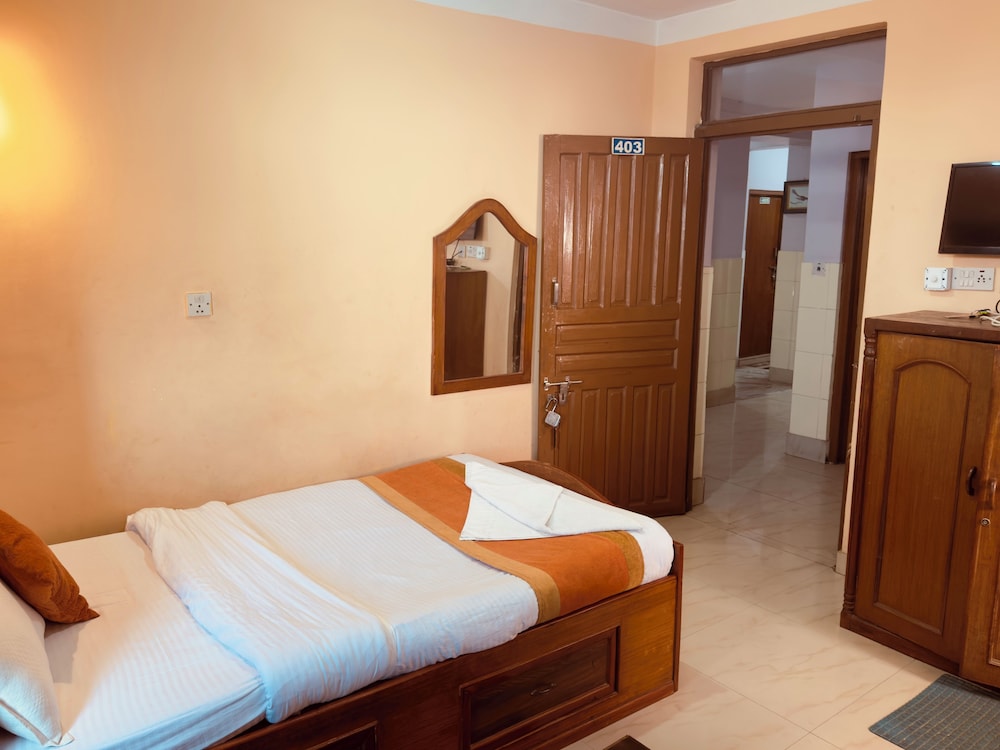 Deluxe Double or Twin Room, Multiple Beds, Private Bathroom, City View
