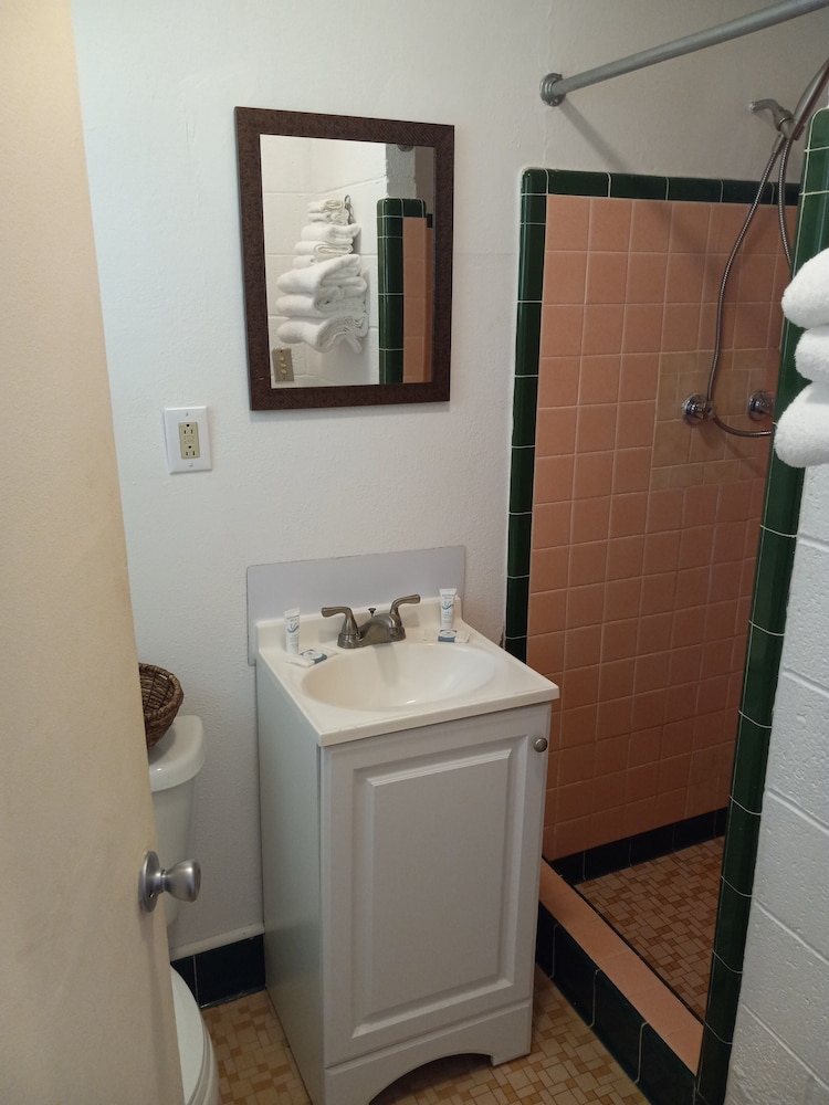 Basic Double Room, 2 Double Beds photo 3