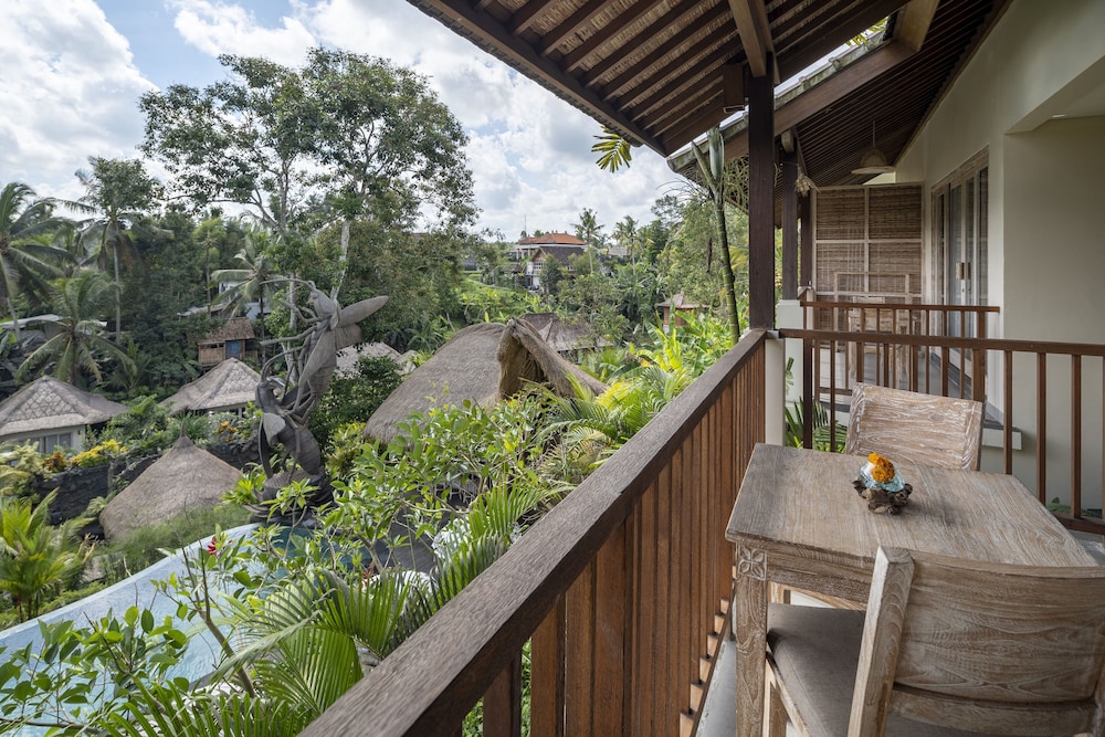 Suite with Pool View - Photo 3