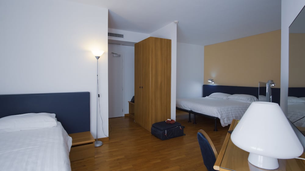 Classic Triple Room, Multiple Beds, Non Smoking - Photo 2