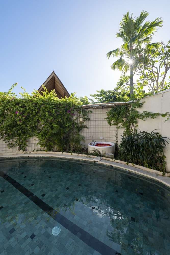 Smart 1 Bedroom Villa with Private Pool & Hot Tub - Photo 32