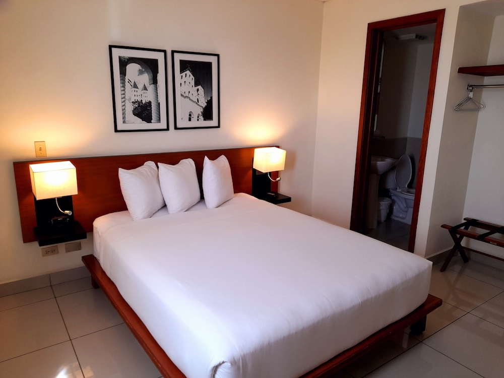 Standard Room, 1 Queen Bed, Non Smoking - Photo 2