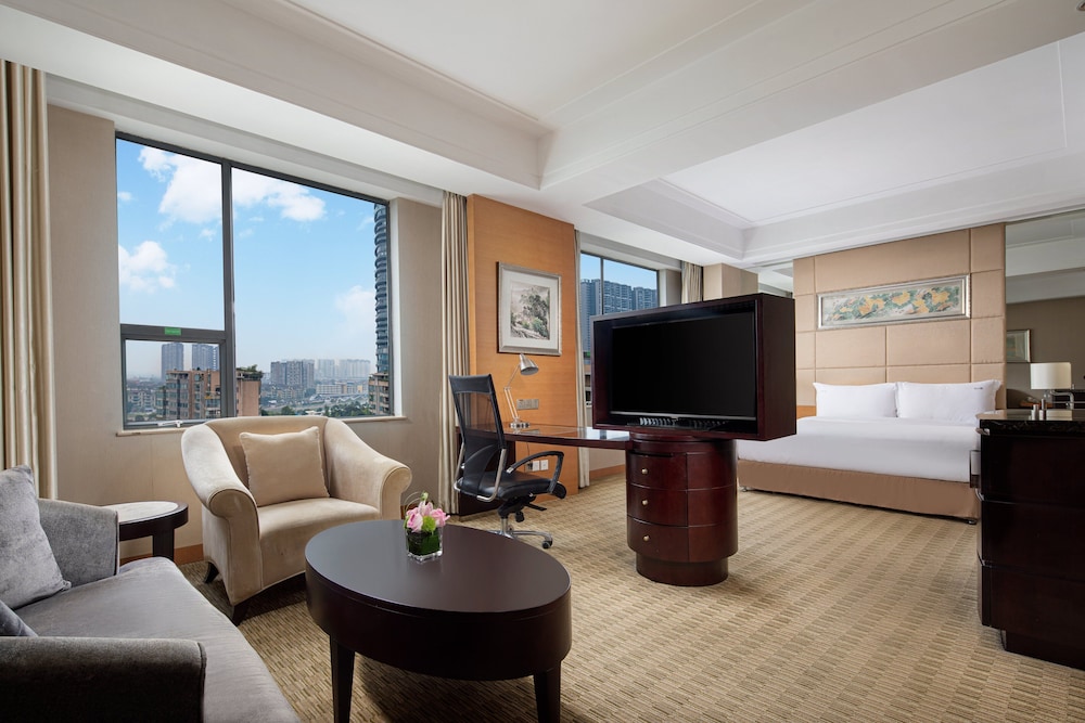 Suite, 1 King Bed - Photo 4