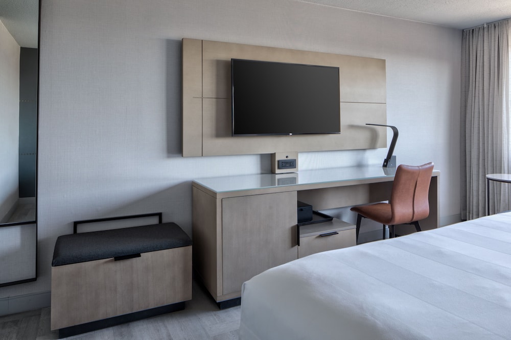 Room, 1 King Bed (Mobility/Hearing Access, Roll-in Shwr) - Photo 2