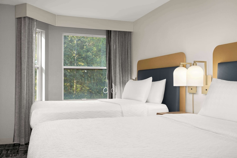 Suite, Accessible, Bathtub (1 Kingbed and 2 Doublebeds) photo 1