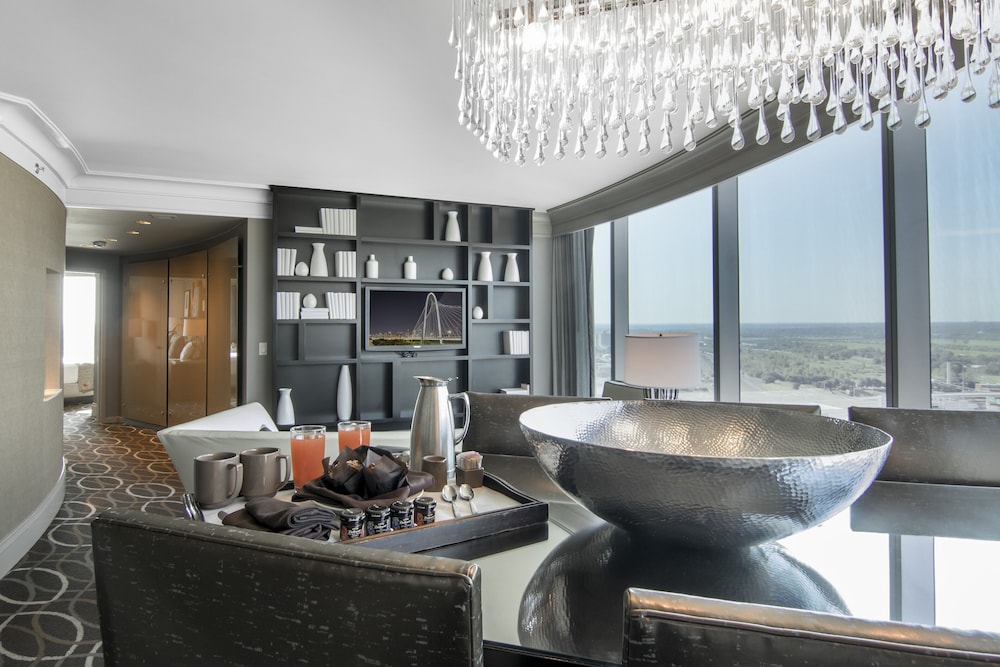 Luxury Suite, 1 King Bed, Corner - Photo 9